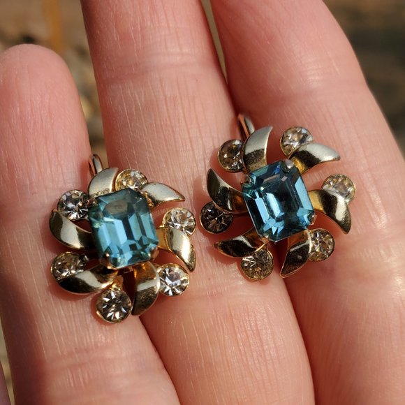 VINTAGE Faux Blue Topaz and Clear Rhinestone Screw Back Earrings by Coro - Picture 7 of 7